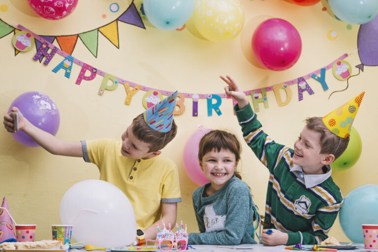 kids-taking-selfie-birthday-party